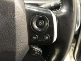ステアリングスイッチ付きで、運転中に視線を前に向けたまま操作できます。