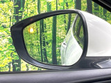 【ブラインドスポットモニタリング】走行中、ドアミラーの死角になりやすい箇所に後続車が接近するとサイドミラー付近に警告を表示、ドライバーに注意喚起をしてくれます。