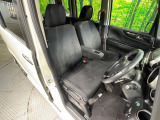 運転席まわりには十分なスペースがあり、大柄な方でもゆったり運転していただける環境です。