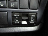 運転席からインパネ部のスイッチを押すだけで、両側スライドドアが自動で開閉します。