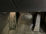 【ペダル】BMWはオルガン式アクセルペダルを採用しています。踏み込む足とペダルが同じ軌跡を描くため、かかとがずれにくく、アクセルコントロールがよりしやすくなるメリットがあります。