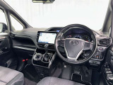運転席まわりです。 各操作スイッチは使いやすい位置に配置されてます。