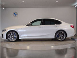 BMWではロングホイールベースの採用をしており、すべての車種に適用され、走行中の安定感の向上されております。また室内空間の広さにも貢献しております。