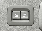 【パワーバックドア】スマートキーや運転席のボタンを押すだけでリアゲートが自動で開閉します!荷物を持っている時や、高い位置にあるバックドアを閉める際に便利な機能です♪