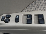 【電動格納ミラー】サイドミラーは電動格納式となっており、狭い駐車場でもキズがつくリスクを抑えられます。