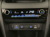 オートエアコンの操作部とUSBソケット、前席シートヒーターのスイッチです。