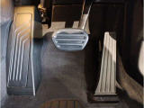 【ペダル】BMWはオルガン式アクセルペダルを採用しています。踏み込む足とペダルが同じ軌跡を描くため、かかとがずれにくく、アクセルコントロールがよりしやすくなるメリットがあります。