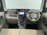 【インパネ】運転のしやすさを最優先に設計された見晴らしの良いフロントビュー。車両間隔が掴みやすく狭い道でも安心♪「安全」と「品質」を最優先に、安心してお乗りいただけるクルマを提供いたします。