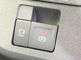 【電動パーキングブレーキ】パーキングブレーキは便利な電動式!ボタン一つで操作でき、アクセルを踏めば自動で解除されます♪レバーやペダルが無いので運転席廻りもすっきりしますね♪