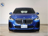 BMW代表的な特徴のキドニーグリル。BMWのすべてのモデルに採用され、BMWらしさを強調しております。
