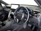 高いホールド性で運転姿勢が安定します。長距離ドライブでも疲れにくいのが魅力です。快適なドライビングライフをお送りください♪