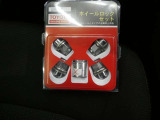 当社の中古車は盗難防止用ロックナットをサービスでお付けしてます。