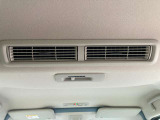 リアシーリングファンからの送風により車内の空気を循環させ、エアコンの効きにくいハイルーフの車内を快適空間に出来るのも喜ばれるポイントの一つで。