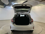 バックドアを上げた状態です。シートのアレンジ次第で荷室のスペースが広くなります!用途に合わせて快適な室内を!