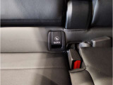 運転中にもオーディオの音量やFMの切り替えなどステアリングでの操作で切り替え可能なため、ステアリングから手を放す必要がない為、運転中でも操作が簡単でございます。