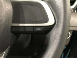 ステアリングスイッチ付きで、運転中に視線を前に向けたまま操作できます。
