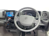 運転席まわりです。 各操作スイッチは使いやすい位置に配置されてます。