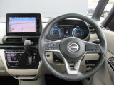 ルークスの運転席廻りになります。ひじ掛けや収納など便利な装備がついてます!