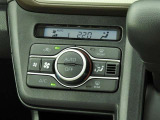オートエアコンを装備しておりますので、四季を通じて車内を快適な温度に保つことが出来ます!高級感が有りますね!