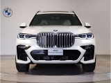 BMW代表的な特徴のキドニーグリル。BMWのすべてのモデルに採用され、BMWらしさを強調しております。