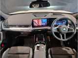 BMWの運転席はドライバーオリエンテッドという構造を採用。ドライバー目線の操作がしやすい設計になっており、ドライブ中にも目線の移動が少なく運転中にも簡単に操作ができます。