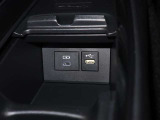 充電用USB端子付き。スマートフォンなどの充電に便利です。