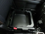 助手席の座面を開けると小物の収納ができるシートアンダーボックスが出現!小物をすっきり収納出来ます☆