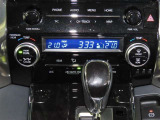 左右独立温度コントロールフルオートエアコンです。運転席、助手席それぞれで独立して温度設定ができます。