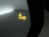 隣車線を走る車両をレーダーで検知し、ドアミラーでは確認しにくい後側方エリアに存在する車両に加え、急接近してくる車両も検知します。車両を検知するとドアミラーに搭載されたLEDインジケーターが点灯します。