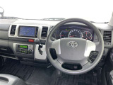 運転席まわりです。 各操作スイッチは使いやすい位置に配置されてます。