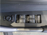 パワーウィンドウのスイッチですよ。 運転席に居ながら窓を開け閉めのコントロールできますよ。 ロック機能で、子供がイタズラして窓を開けるという事も無くなりますよ。