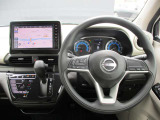 デイズの運転席廻りになります。ひじ掛けや収納など便利な装備がついてます!