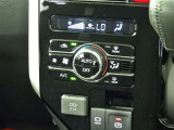 オートエアコンを装備しておりますので、四季を通じて車内を快適な温度に保つことが出来ます!高級感が有りますね!