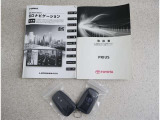 メンテナンスノート、取扱説明書です。 その車の整備記録が事細やかに記録されています。 車が生まれてから今までどのような道を歩んできたのか判るとても重要な物ですよ。