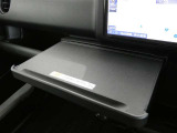 ノートPCを置いてお仕事や軽食時のトレイ代わりに便利なインパネテーブル装備です。危険ですので走行中は、収納しておいてください
