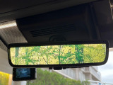 【デジタルインナーミラー】後席の大きな荷物や同乗者で後方が確認しづらい時でも安心!カメラが撮影した車両後方の映像をルームミラー内に表示。クリアな視界で状況の確認が可能です!