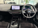 コックピットは、BMWらしくセンター・コンソールがドライバーに向けて傾けられた設計になっています。