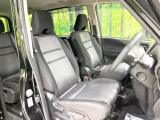 運転席まわりには十分なスペースがあり、大柄な方でもゆったり運転していただける環境です。