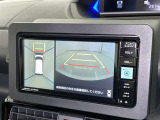 パノラミックビューモニターを装備。駐車場や交差点でクルマを真上から見るように周囲を確認できます。機能の詳細は販売店スタッフまでおたずねください。