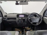 シンプルながら機能性あふれる運転席周りです。 使いやすいスイッチ類の配置によりとても運転しやすいですよ。
