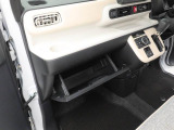 運転席まわりには便利な収納スペースが充実。置いたり、しまったり、手に取ったりがしやすい収納レイアウト。小物が分けてしまえて車内スッキリ。