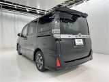 広々とした車内空間に優れた燃費性能。更にデザインも上質で人気のお車です!