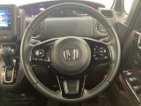 ハンドルにHondaセンシング系のクルーズコントロールやレーンキープアシストなどのスイッチと、オーディオの操作スイッチが装備されています。ハンドルから手を離さず安全に操作できます。