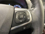 ステアリングスイッチ付きで、運転中に視線を前に向けたまま操作できます。