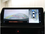 【パノラマモニター】に搭載した4つのカメラにより、車を真上から見ているような映像を表示。運転席から確認しにくい車両周囲の状況を把握できます。