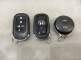 スマートキーを装備しています。鍵を差し込むことなくドアロックの開け閉めと、トランクが開けられる電動テールゲートのボタンもついています。加えて、純正リモコンエンジンスターター用の操作キーもついています。