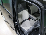 程よい硬さとホールド性が高いシートで長時間運転も快適です。