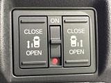 【両側パワースライドドア】スマートキーや運転席のスイッチで後席両側スライドドアの開閉が可能♪電動だから力を入れてドアを開ける必要が無く、小さなお子様でも簡単に開け閉めでき快適です♪
