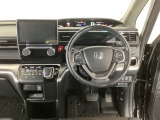 【ハンドル】運転にかかわる様々な操作を安全に行えるように視点移動が少なく操作性に配慮されたスイッチ類が凝縮されたコックピットです。