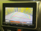 【バックカメラ】駐車時に後方がリアルタイム映像で確認できます。大型商業施設や立体駐車場での駐車時や、夜間のバック時に大活躍!運転スキルに関わらず、今や必須となった装備のひとつです!